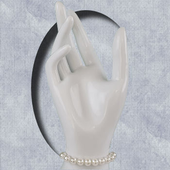 white pearl bracelet with large pearls