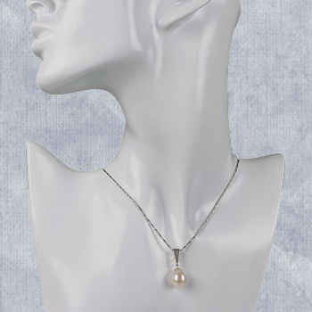 teardrop pearl pendant